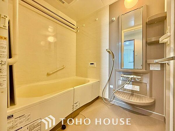 【癒しのバスタイム】一日の疲れを癒すための浴室はゆとりあるサイズを採用。保温機能付き、汚れをはじく有機ガラス系の新素材を採用した浴室。美しく機能的な設備を採用しています。