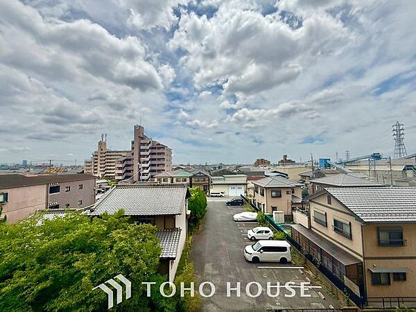 【四季を感じながら】手を伸ばせば触れることが出来そうな風景が、そのままインテリアになったような印象です。その豊かな眺望にふさわしい空間は、通風・採光も優れ、心地よい光と風が溢れます。