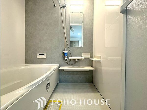 【癒しのバスタイム】一日の疲れを癒すための浴室はゆとりあるサイズを採用。保温機能付き、汚れをはじく有機ガラス系の新素材を採用した浴室。美しく機能的な設備を採用しています。