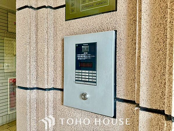 【お家へ帰ろう】ここに住まわれる人にだけに許された専用のエントランス。我が家に帰ってきた安心感を与えてくれる最初のプライベート空間です。
