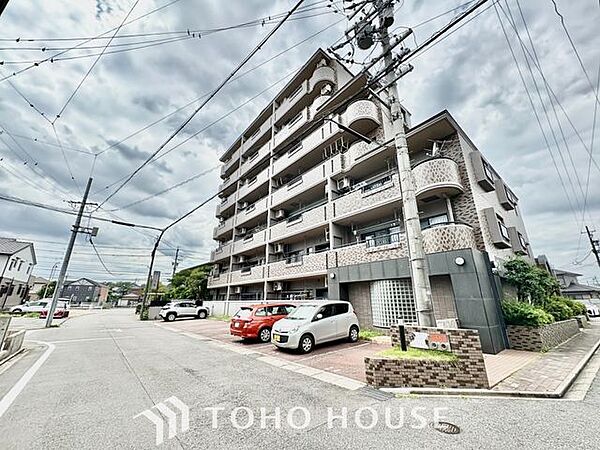 帰宅途中にショッピングやカフェを楽しんだり、利便性の良いこの地の生活は人々を魅了します。心行くままに季節の流れを感じ、ゆったりとした一時を。時間の流れを取戻し、休日はスローライフを。