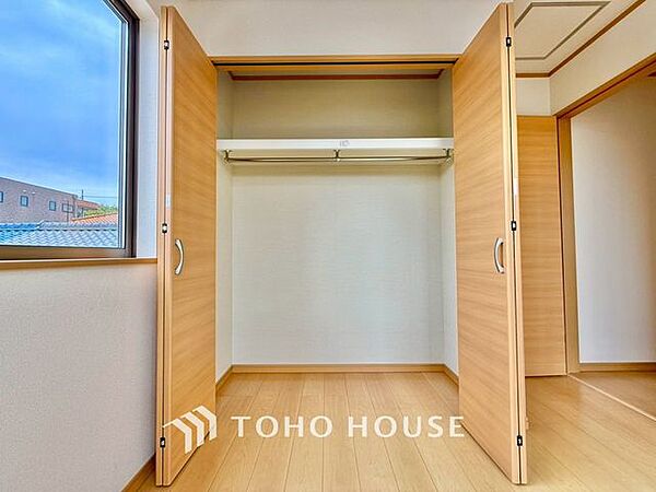 【各居室にしっかり】居室にはクローゼットを完備し、自由度の高い家具の配置が叶うシンプルな空間です。お子様の成長に必要となる子供部屋を与えるにはぴったりの間取りですね。