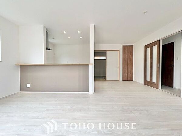 【楽しい我が家が一番】明るく開放的な空間が広がるリビングダイニング。室内には豊かな陽光が注ぎ込み、爽やかな住空間を演出。ホームパーティーでもゲストと一緒に料理を楽しみながら楽しい時間を過ごせそう。