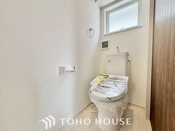 【快適仕様の空間】ホワイトで統一された清潔感ある空間。スペースの節約ができ、ゆったりとした空間が確保できています。便利な収納棚も設置した、使いやすさを重視する造りになっております。