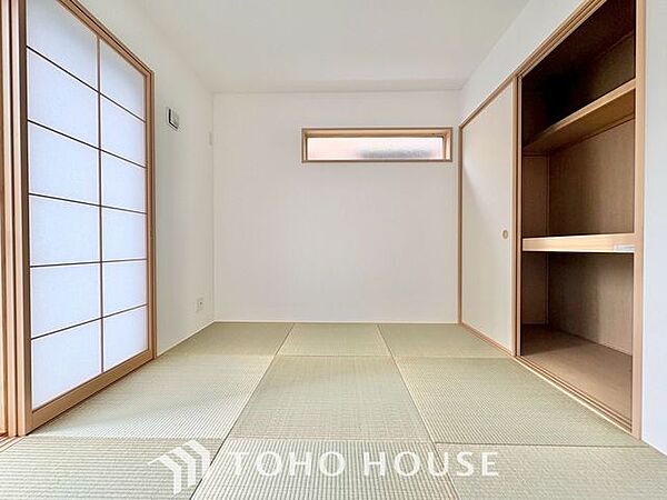【古き良き日本文化】和室があることで落ち着きと癒しの空間が生まれます。来客時の客室としても利用できますし、お子様のプレイルームやお昼寝に最適なお部屋です。