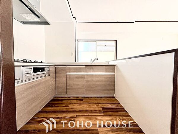 【家事をたのしむ】独立型キッチンには自分の使い勝手のいい空間を造り出せるというメリットがあります。小さな自分専用のお部屋のようにデザインするのもいいですね。