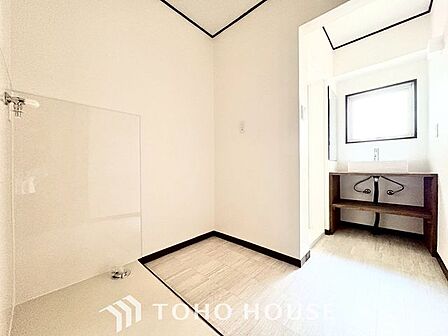 【身支度ばっちり】十分な大きさの洗面台は収納もさる事ながら、身だしなみチェックや歯磨きなど、朝の慌ただしい時間でもゆとりあるスペースで余裕を感じて頂けます。