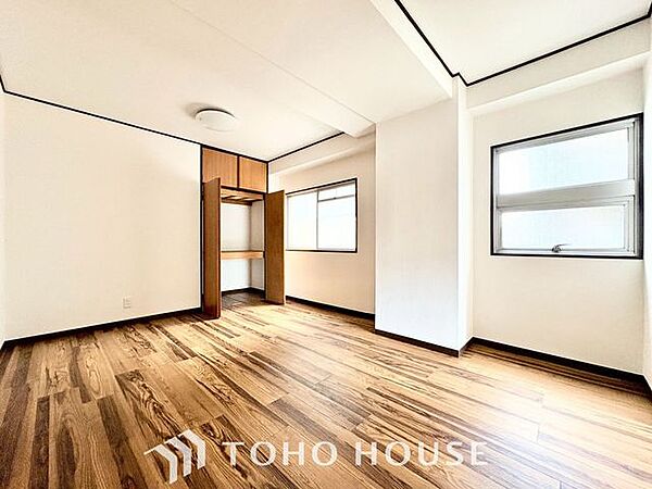【子供の成長に合わせて】お子様の成長と共に「住まい方」も変化していきます。居室にはクローゼットを完備し、自由度の高い家具の配置が叶うシンプルな空間です。