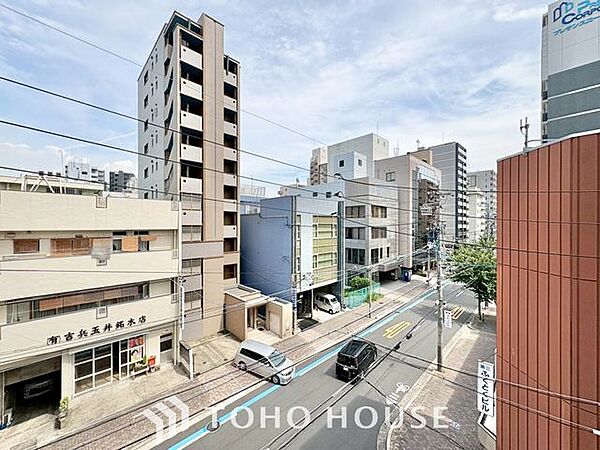 【四季を感じながら】手を伸ばせば触れることが出来そうな風景が、そのままインテリアになったような印象です。その豊かな眺望にふさわしい空間は、通風・採光も優れ、心地よい光と風が溢れます。