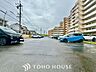駐車場：【もう駐車場探しに迷わない】マンション内敷地内にゆとりある駐車スペースを確保。近隣の月極駐車場を探す手間や、雨の日の移動ストレスから解放されます。大切な愛車を、より身近で安心できる場所に。
