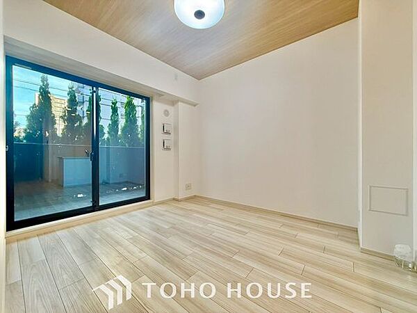 【快適な住空間】家族の暮らしに思いを馳せて、日常のワンシーンを表現したリビングダイニング。「ホワイトナチュラル」のテイストが、自然体で過ごせる心地良さを生み出しています。