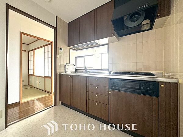 【夫婦でなかよく】作業スペースを多くとった対面キッチン。ふたり並んでキッチンに立っても調理がしやすくゆとりある広さ。食器類もすっきりと片付く収納力が期待できます。家事をしながら会話も弾みます。