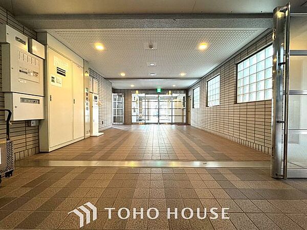 【お家へ帰ろう】ここに住まわれる人にだけに許された専用のエントランス。我が家に帰ってきた安心感を与えてくれる最初のプライベート空間です。