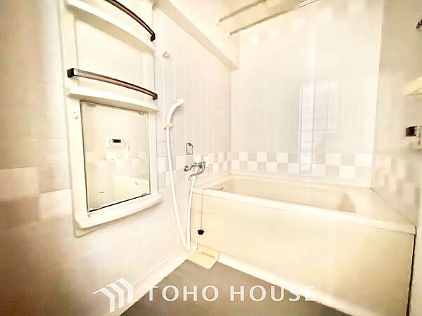【癒しのバスタイム】一日の疲れを癒すための浴室はゆとりあるサイズを採用。保温機能付き、汚れをはじく有機ガラス系の新素材を採用した浴室。美しく機能的な設備を採用しています。