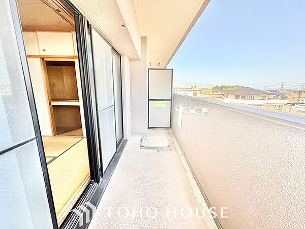 【やわらかい街の風】頬をなでる優しい風を感じることが出来るバルコニー。つい深呼吸をしたくなる気持ちの良い眺望はこのお部屋の自慢です。洗濯物を干すスペースとしても十分な広さがあります。