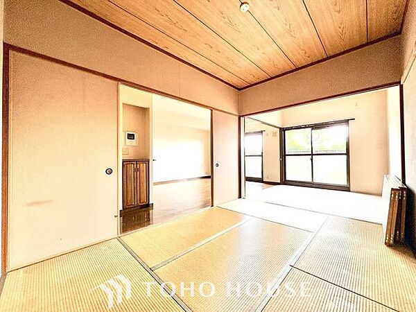 【大人も子供もゴロゴロ】広々した開放感あるリビングの中にある癒しの和空間。家族団らんの場に和のテイストが自然にマッチした、心地良く快適な雰囲気です。赤ちゃんを寝かすにもちょうど良いスペース。