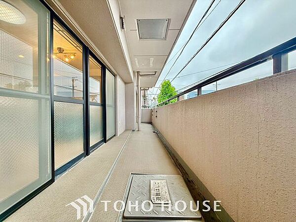 【やわらかい街の風】頬をなでる優しい風を感じることが出来るバルコニー。つい深呼吸をしたくなる気持ちの良い眺望はこのお部屋の自慢です。洗濯物を干すスペースとしても十分な広さがあります。