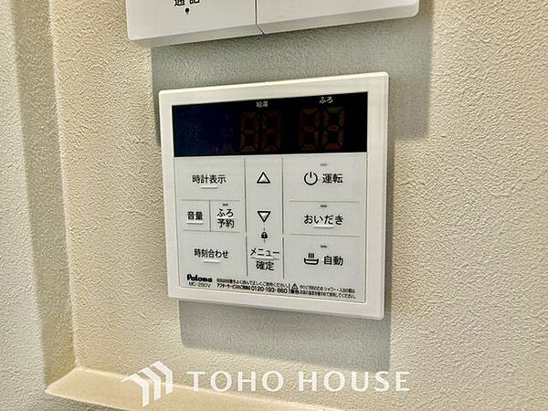 【オートバス】スイッチひとつで湯張りや追い炊きができるオートバス機能付き給湯システム。家事負担の軽減もさることながら、こまめな追い炊きはトータルでの節水＆省エネにも繋がるエコで便利な機能です。