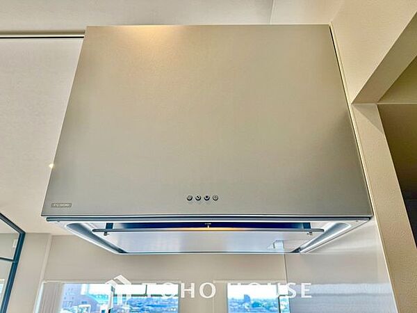 【レンジフード】見た目すっきりのスリムタイプのレンジフードが最近の流行りです。そのスタイリッシュな見た目からインテリアの一部としてもデザイン性が重視されています。掃除のし易さも◎。