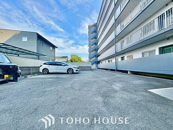 【愛車と過ごす、ゆとりある毎日を】敷地内に専用駐車スペースを確保。月極駐車場を探す手間や雨の日の移動ストレスから解放されます。出し入れしやすい空間が、あなたのアクティブなカーライフを足元から支えます。