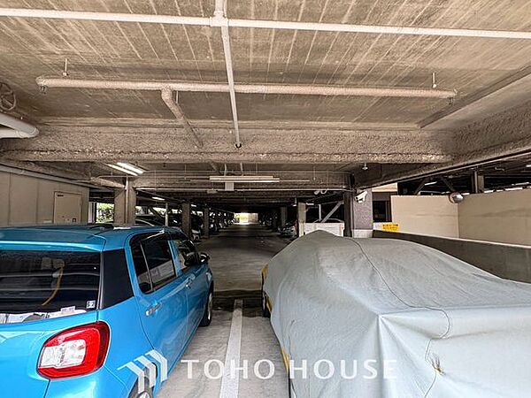 【もう駐車場探しに迷わない】マンション内敷地内にゆとりある駐車スペースを確保。近隣の月極駐車場を探す手間や、雨の日の移動ストレスから解放されます。大切な愛車を、より身近で安心できる場所に。