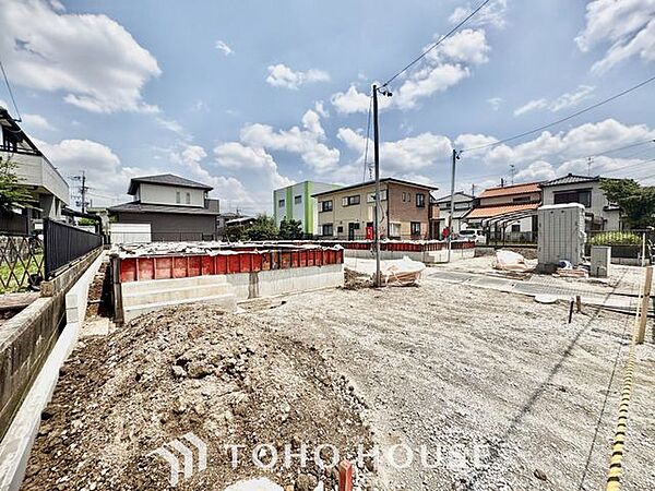 【未完成だからこそ、広がる理想のイメージ】外構工事が進む現在の様子は、住まいが命を吹き込まれる特別な瞬間。図面だけでは分からない光の入り方や周辺環境との調和を、現場でじっくり体感できます。