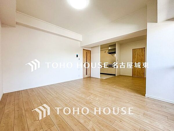 【家族のトクベツな空間】インティメイトなくつろぎを愉しむリビングルームはひそやかな憩いの場となります。リビングとダイニング、2つの空間機能を活かし、ライフスタイルに新しいゆとりをもたらします。