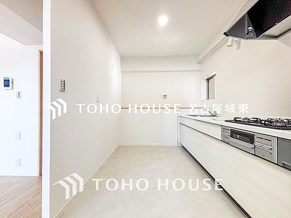 【おいしいゴハンを】『美しく＆使いやすい』。奥様想いのキッチン空間。優しい温もりを醸し出すキッチンは料理の為の配慮を散りばめられた仕様です。
