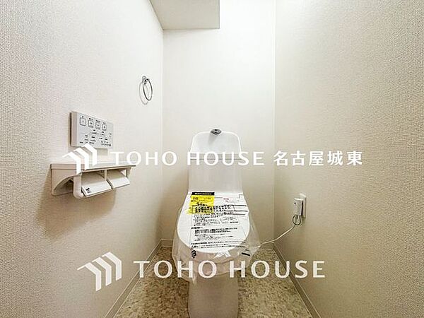 【重要な設備です】トイレは快適な温水洗浄便座付です。手洗い一体型のトイレ設備はスペースの節約ができ、ゆったりとした空間が確保できます。節水も期待できますね。