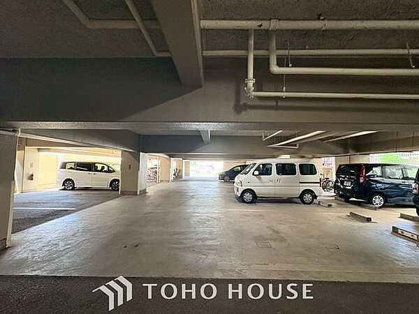 【愛車と過ごす、ゆとりある毎日を】敷地内に専用駐車スペースを確保。月極駐車場を探す手間や雨の日の移動ストレスから解放されます。出し入れしやすい空間が、あなたのアクティブなカーライフを足元から支えます。