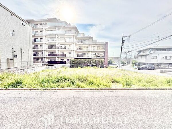 【街に溶け込む、新しい邸宅の誕生を最前列で】美しい外観デザインが姿を現し始める、建築中ならではの期待感。足場が外れた瞬間の感動は格別です。工事中でも内覧予約受付中。