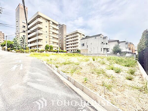 【未完成だからこそ、広がる理想のイメージ】外構工事が進む現在の様子は、住まいが命を吹き込まれる特別な瞬間。図面だけでは分からない光の入り方や周辺環境との調和を、現場でじっくり体感できます。