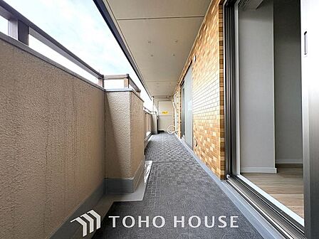 【やわらかい街の風】頬をなでる優しい風を感じることが出来るバルコニー。つい深呼吸をしたくなる気持ちの良い眺望はこのお部屋の自慢です。洗濯物を干すスペースとしても十分な広さがあります。