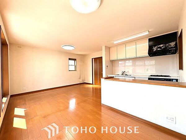 【楽しい我が家が一番】明るく開放的な空間が広がるリビングダイニング。室内には豊かな陽光が注ぎ込み、爽やかな住空間を演出。ホームパーティーでもゲストと一緒に料理を楽しみながら楽しい時間を過ごせそう。