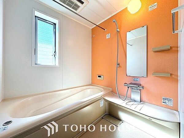 【癒しのバスタイム】一日の疲れを癒すための浴室はゆとりあるサイズを採用。保温機能付き、汚れをはじく有機ガラス系の新素材を採用した浴室。美しく機能的な設備を採用しています。