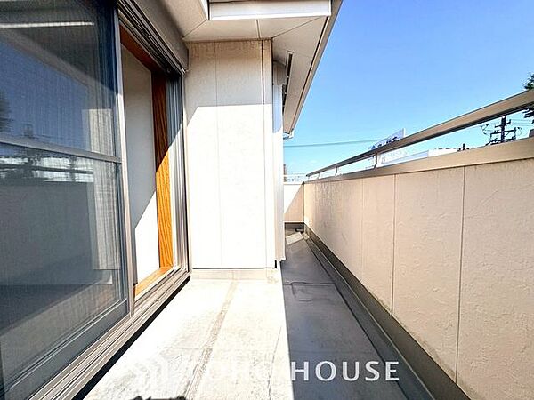 【やわらかい街の風】頬をなでる優しい風を感じることが出来るバルコニー。つい深呼吸をしたくなる気持ちの良い眺望はこのお部屋の自慢です。洗濯物を干すスペースとしても十分な広さがあります。
