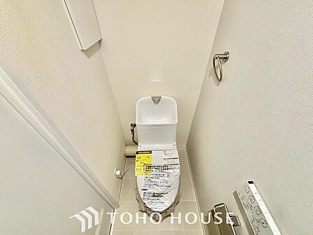 【快適仕様の空間】ホワイトで統一された清潔感ある空間。スペースの節約ができ、ゆったりとした空間が確保できています。便利な収納棚も設置した、使いやすさを重視する造りになっております。