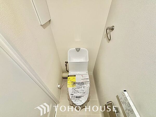 【快適仕様の空間】ホワイトで統一された清潔感ある空間。スペースの節約ができ、ゆったりとした空間が確保できています。便利な収納棚も設置した、使いやすさを重視する造りになっております。