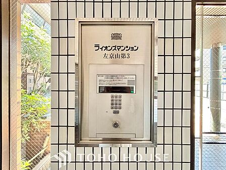 【お家へ帰ろう】ここに住まわれる人にだけに許された専用のエントランス。我が家に帰ってきた安心感を与えてくれる最初のプライベート空間です。