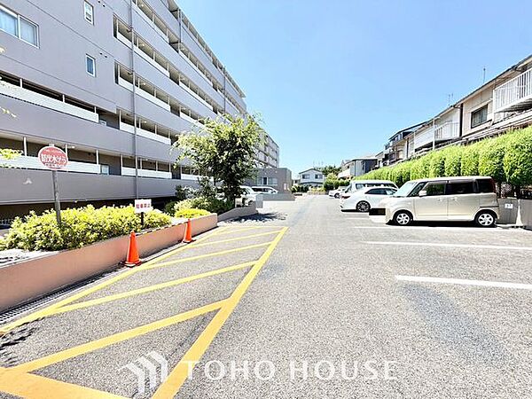 【もう駐車場探しに迷わない】マンション内敷地内にゆとりある駐車スペースを確保。近隣の月極駐車場を探す手間や、雨の日の移動ストレスから解放されます。大切な愛車を、より身近で安心できる場所に。