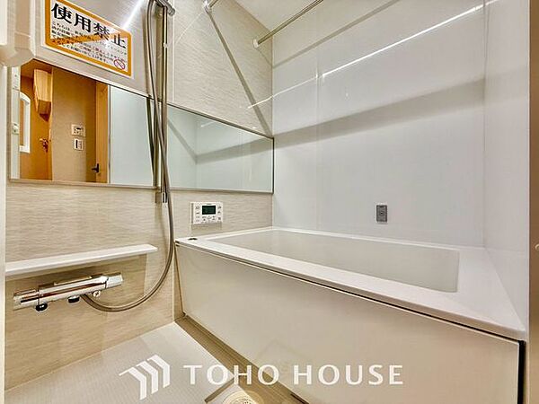 【癒しのバスタイム】一日の疲れを癒すための浴室はゆとりあるサイズを採用。保温機能付き、汚れをはじく有機ガラス系の新素材を採用した浴室。美しく機能的な設備を採用しています。