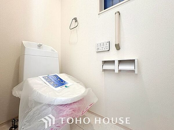 【シンプルが一番】水周りはシンプルに清潔感のあるホワイトで統一。収納が付いて実用性も兼ね備えた造り。換気出来るよう、窓も完備。いつも清潔な空間を保てるよう配慮しました。