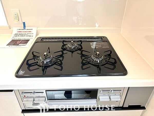 【3口ガスコンロ】毎日料理をする、料理が好き、家族が多く量を作る必要がある、等の方々にとって必須の3口コンロ。同時進行で効率アップはもちろん鍋を移動する回数が減り、無駄な動きを軽減することが出来ます…