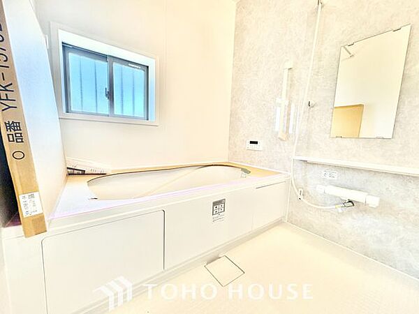 【癒しのバスタイム】一日の疲れを癒すための浴室はゆとりあるサイズを採用。保温機能付き、汚れをはじく有機ガラス系の新素材を採用した浴室。美しく機能的な設備を採用しています。
