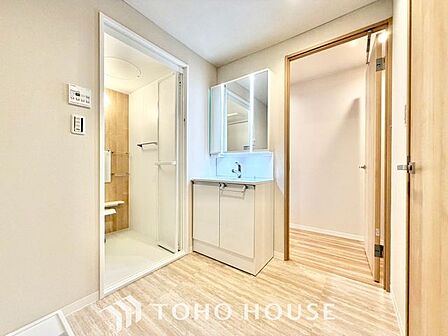 【身支度ばっちり】十分な大きさの洗面台は収納もさる事ながら、身だしなみチェックや歯磨きなど、朝の慌ただしい時間でもゆとりあるスペースで余裕を感じて頂けます。