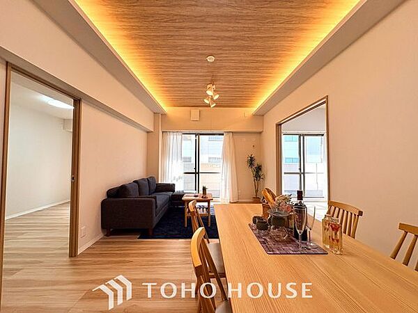 【居心地の良い我が家】一日の中で多くの時間を過すことになるリビングダイニングだからこそ、いつも穏やかな空間であることが必然。爽やかな通風と採光を存分に感じる事が出来る空間です。