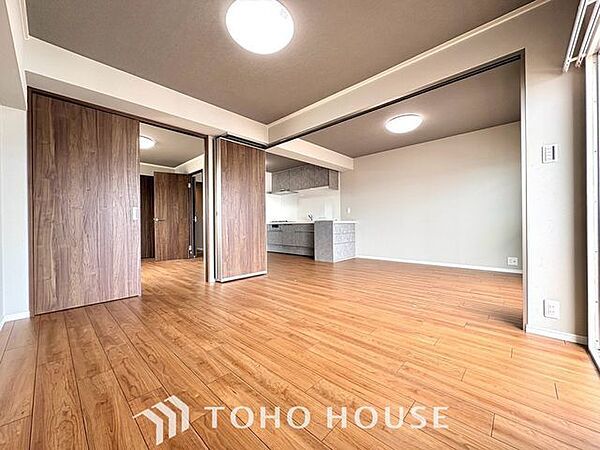 【快適な住空間】家族の暮らしに思いを馳せて、日常のワンシーンを表現したリビングダイニング。「ホワイトナチュラル」のテイストが、自然体で過ごせる心地良さを生み出しています。