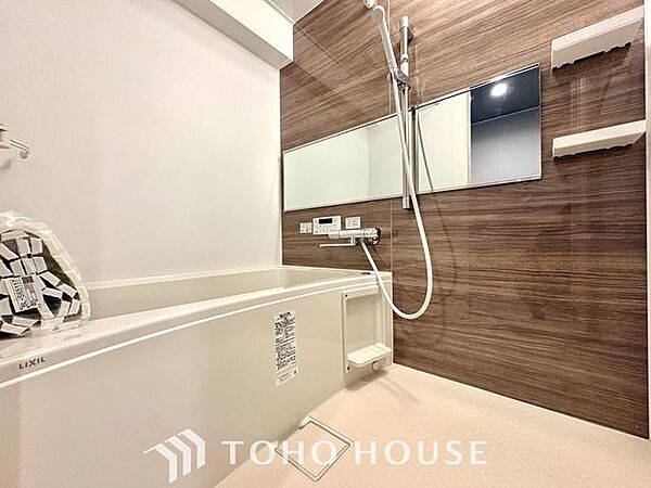 【癒しのバスタイム】一日の疲れを癒すための浴室はゆとりあるサイズを採用。保温機能付き、汚れをはじく有機ガラス系の新素材を採用した浴室。美しく機能的な設備を採用しています。
