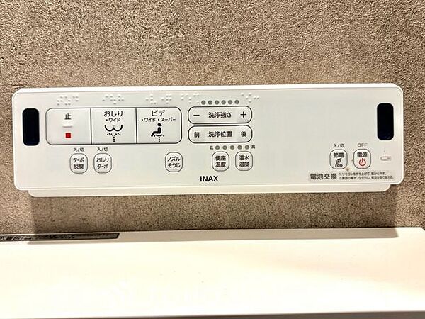 【温水洗浄機能付トイレ】温水洗浄便座は日本が誇るトイレ文化のひとつです。各家庭にも当たり前になりつつある設備のひとつです。お住まい購入時は新しいトイレで気持ちよく。