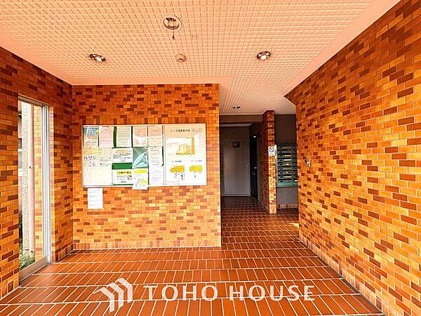 【お家へ帰ろう】ここに住まわれる人にだけに許された専用のエントランス。我が家に帰ってきた安心感を与えてくれる最初のプライベート空間です。